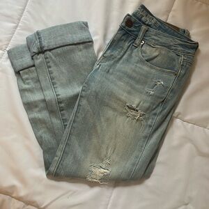 American Eagle light wash denim distressed jean